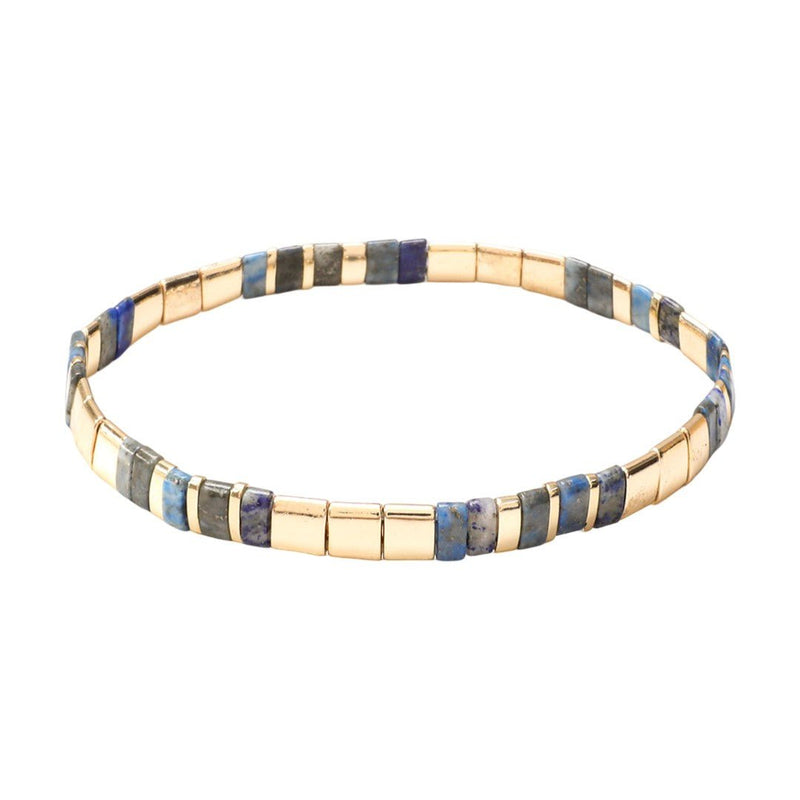 Bracelet souple à enfiler avec perles rectangulaires dorées et multicolores bleu-gris en alternance.