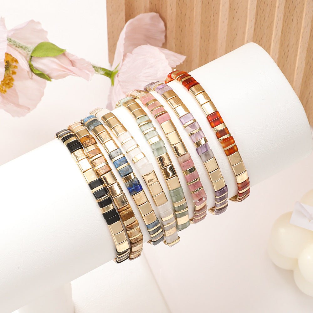 Bracelet souple à enfiler en perles japonaises multicolores et dorées, style raffiné et lumineux.