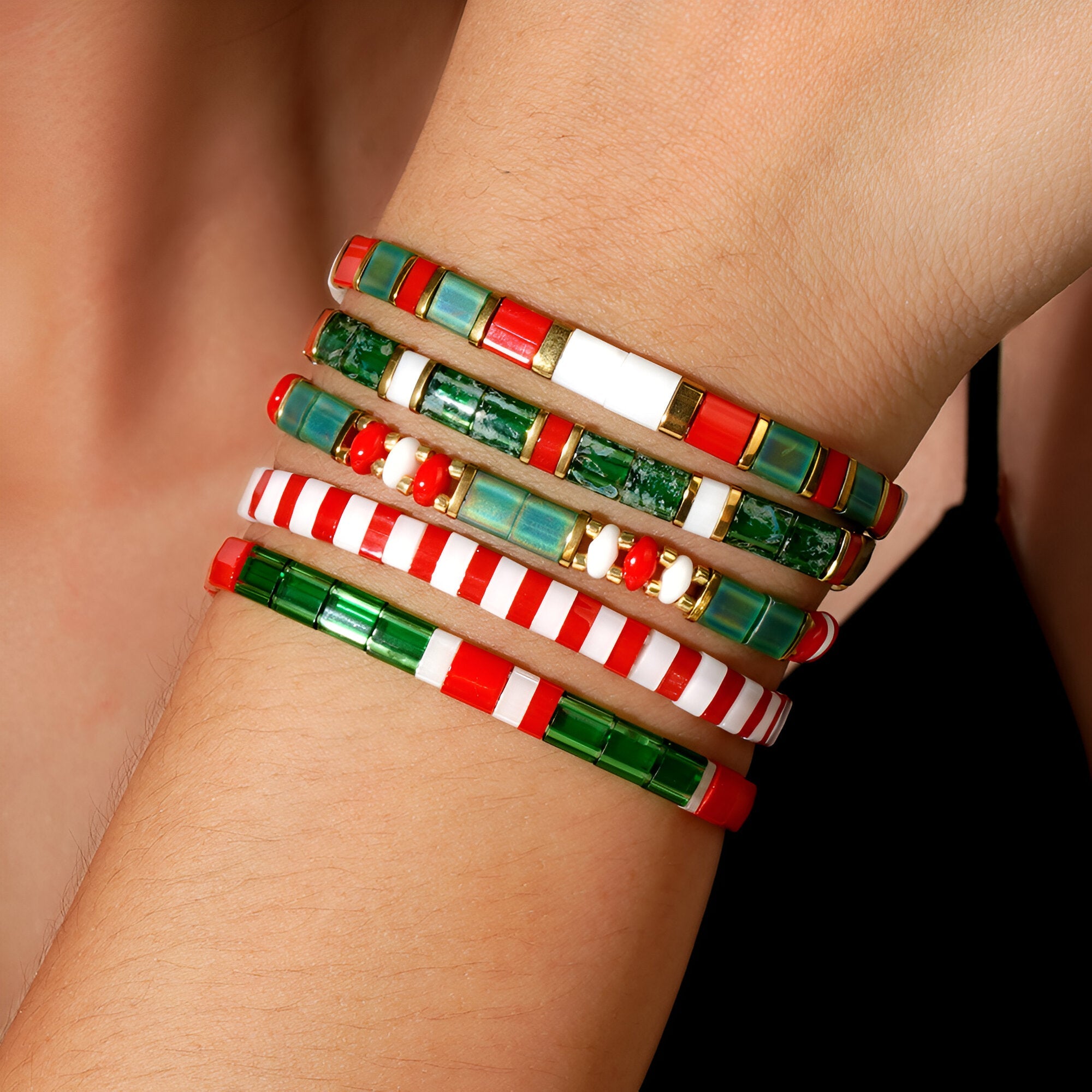 Bracelets empilés en perles japonaises rouges, vertes et blanches style Noël, détails dorés, modèle Santana.