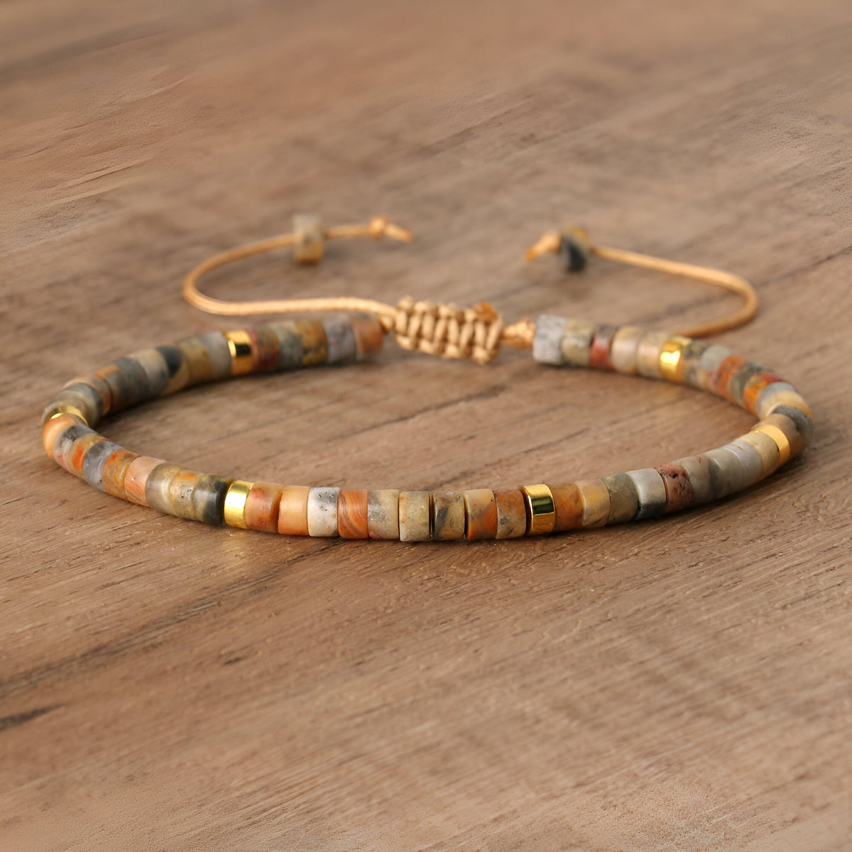 Bracelet mixte en perles heishi en agate multicolore avec détails dorés et lien réglable en corde beige.