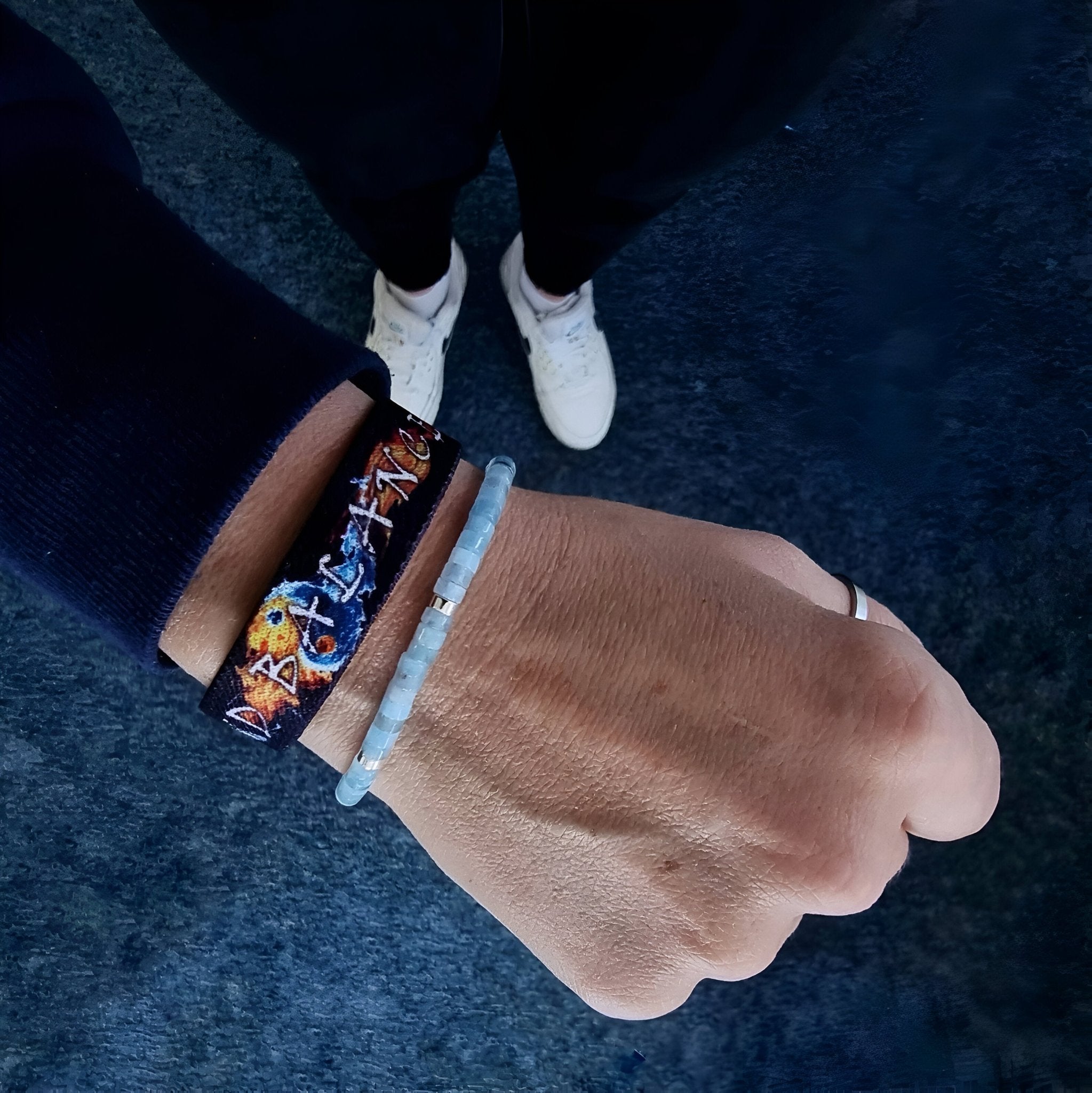 Bracelet mixte en perles heishi bleu aigue-marine avec fermoir ajustable.