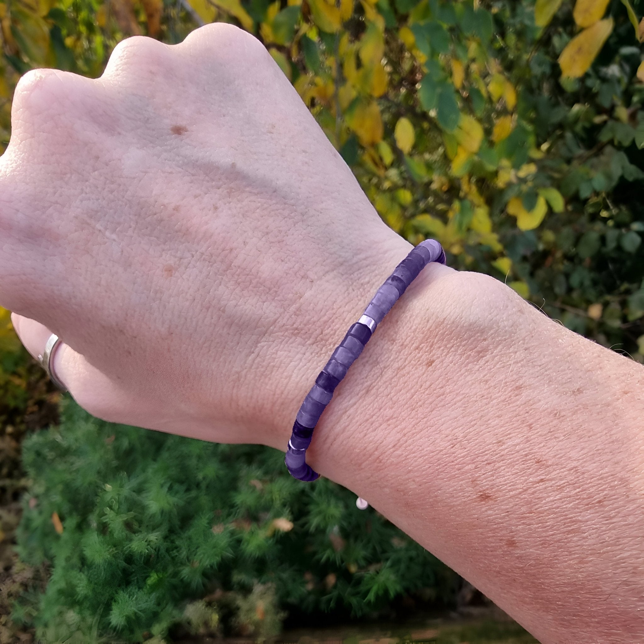 Bracelet mixte en perles heishi violet améthyste avec petites perles dorées, style épuré.