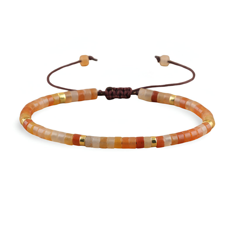 Bracelet mixte en perles heishi aventurine orangé avec détails dorés et réglable en cordon marron.
