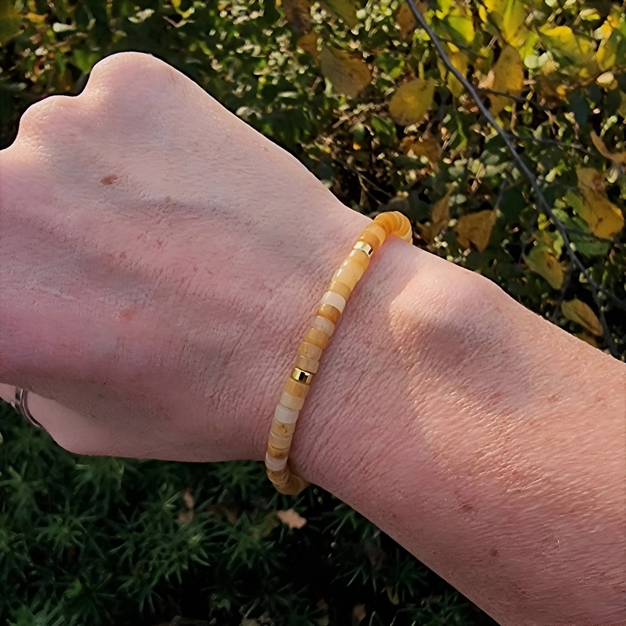 Bracelet mixte en perles heishi aventurine orange avec perle dorée, style minimaliste.