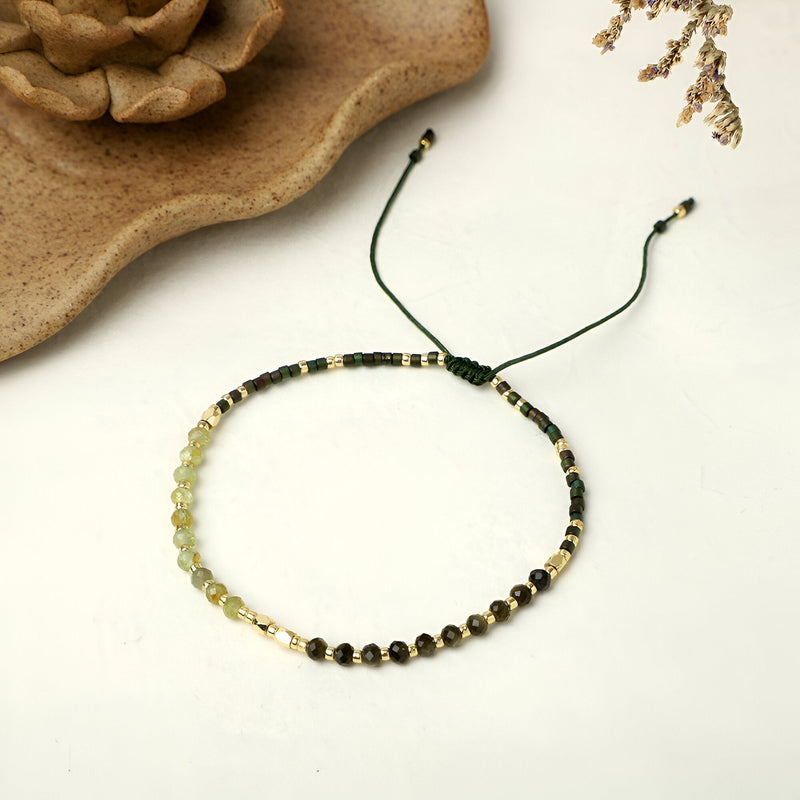 Bracelet réglable en perles heishi vert clair et perles noires, modèle Yuma pour femme.