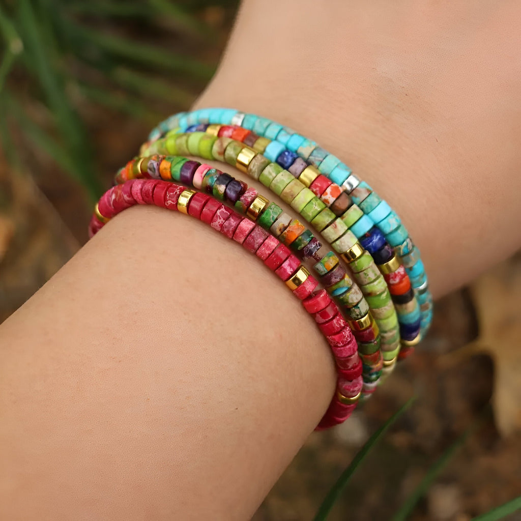 Bracelet mixte en perles heishi multicolores en jade, style empilé, modèle Tatsu.