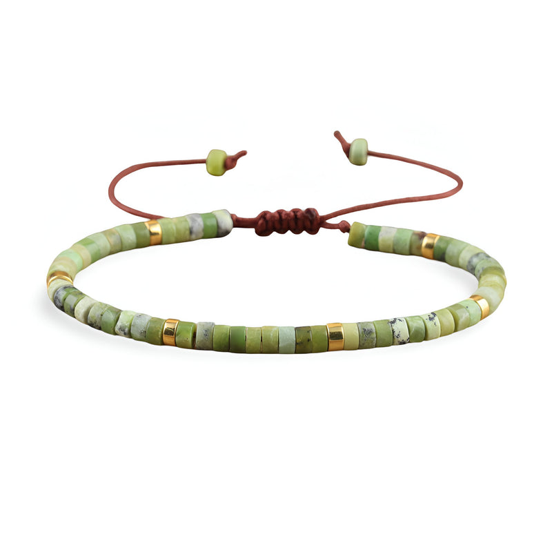 Bracelet mixte en perles heishi jade australienne vert clair avec fil réglable marron et petits détails dorés.