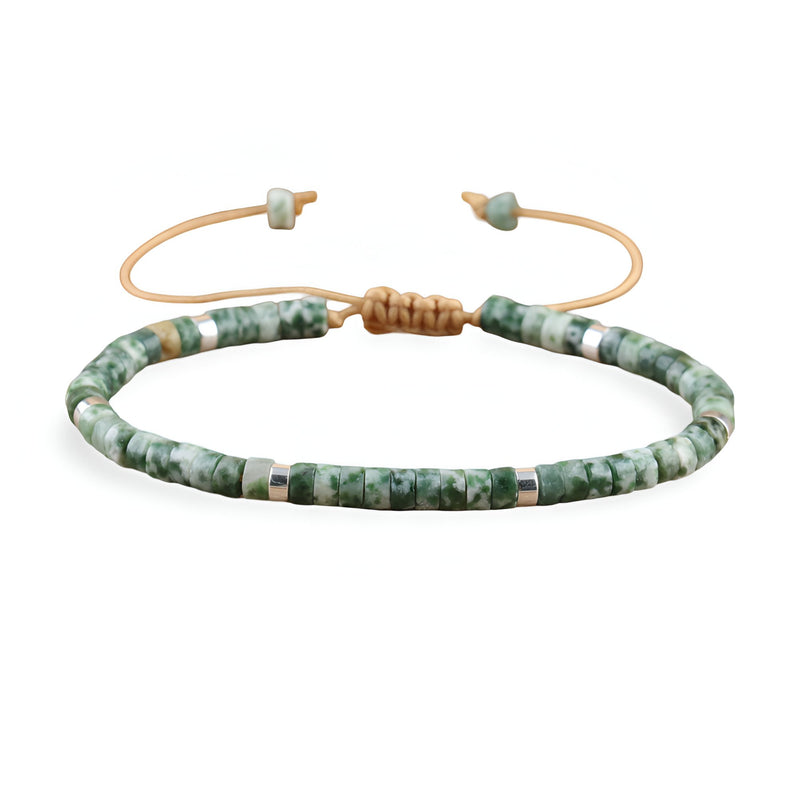 Bracelet mixte en perles heishi de jade tacheté vert avec lien réglable en corde beige.
