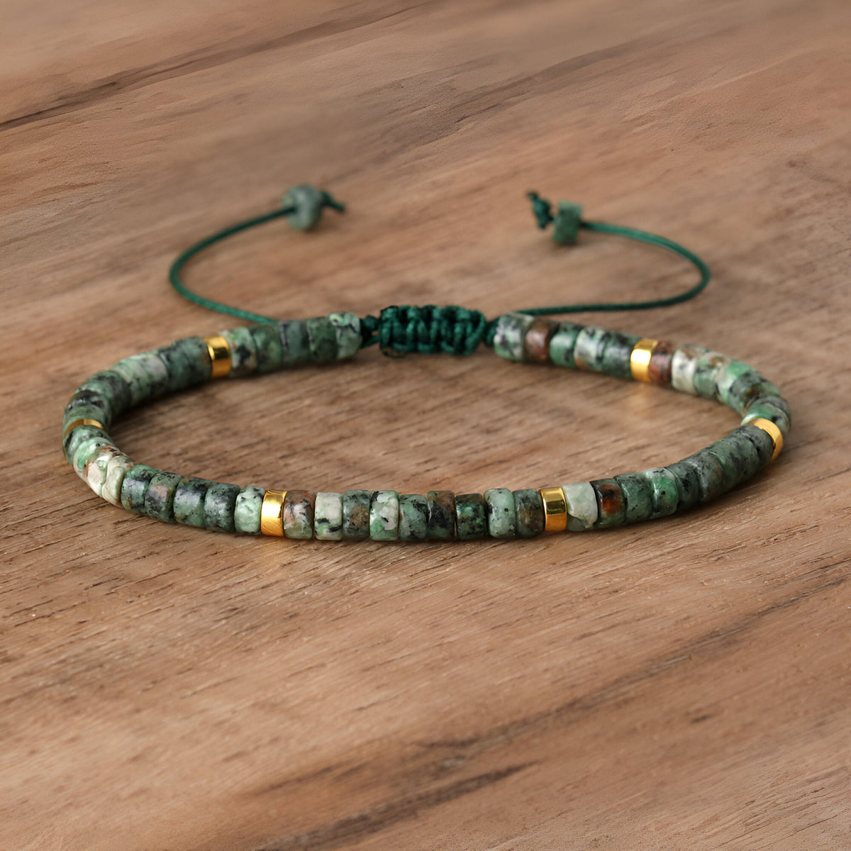 Bracelet mixte en perles heishi jaspe africaine vert avec détails dorés, fermeture réglable.