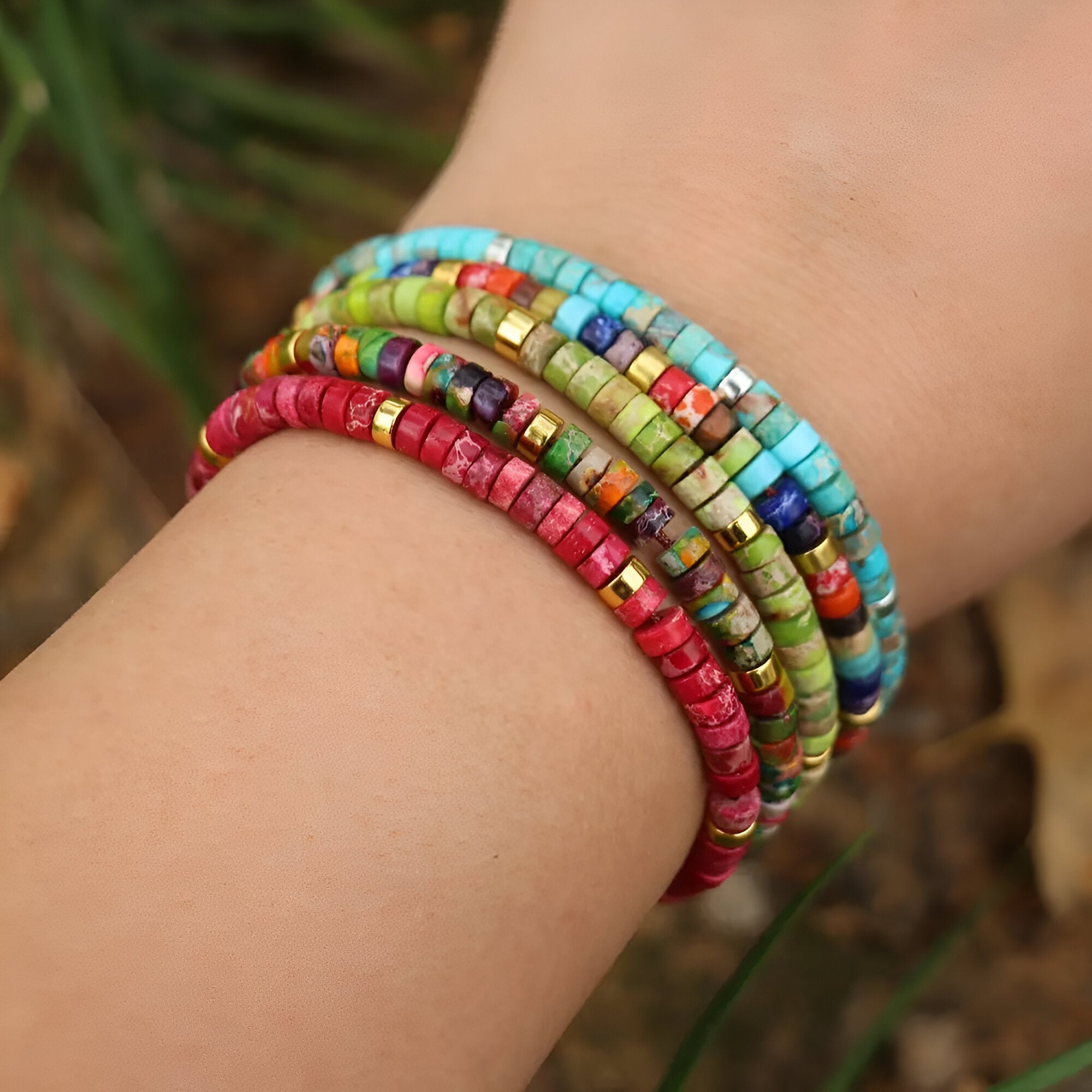 Bracelet mixte en perles heishi jaspe impérial bleu royal multicolore, style empilé.