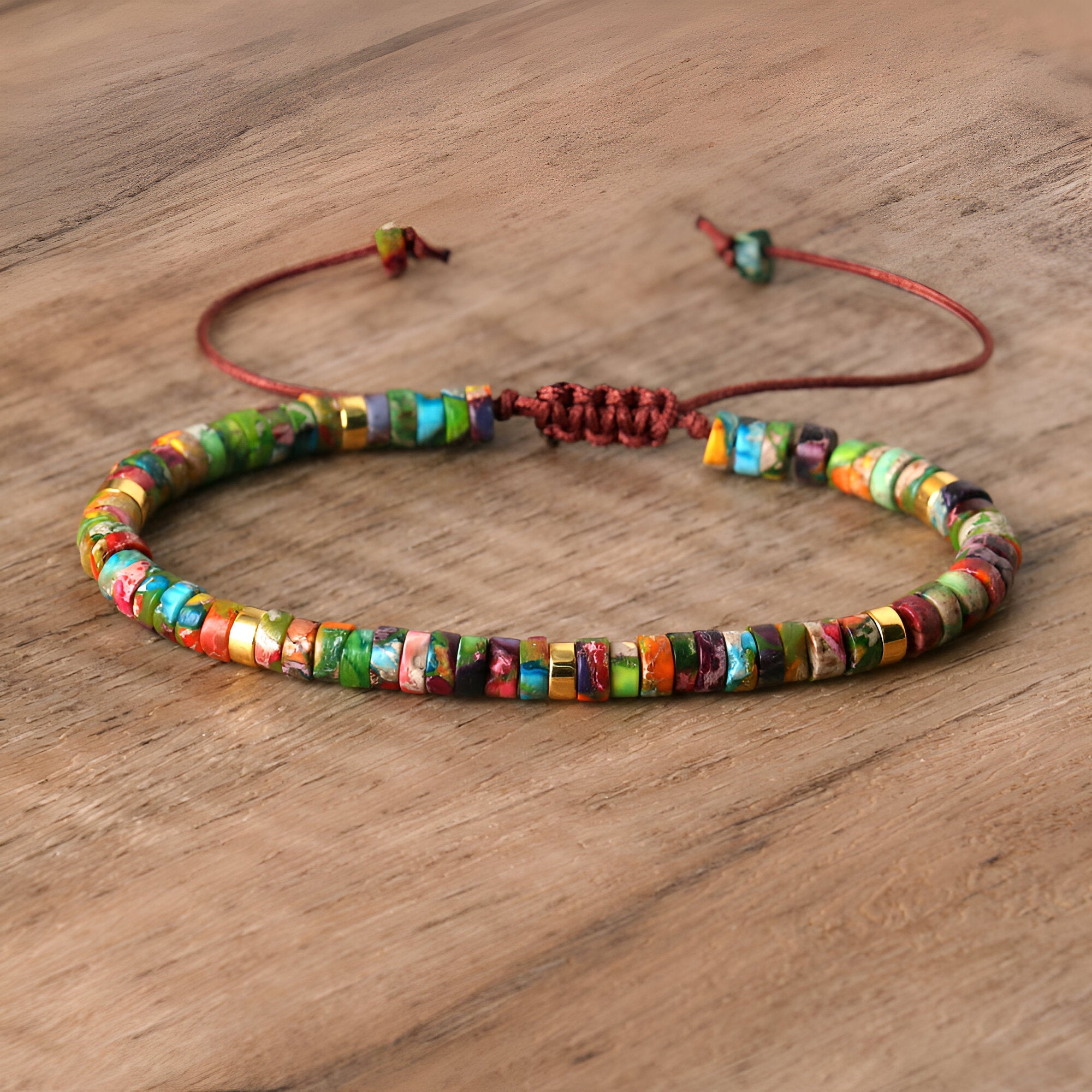 Bracelet en perles heishi jaspe impérial multicolore avec fermeture coulissante rouge bordeaux.
