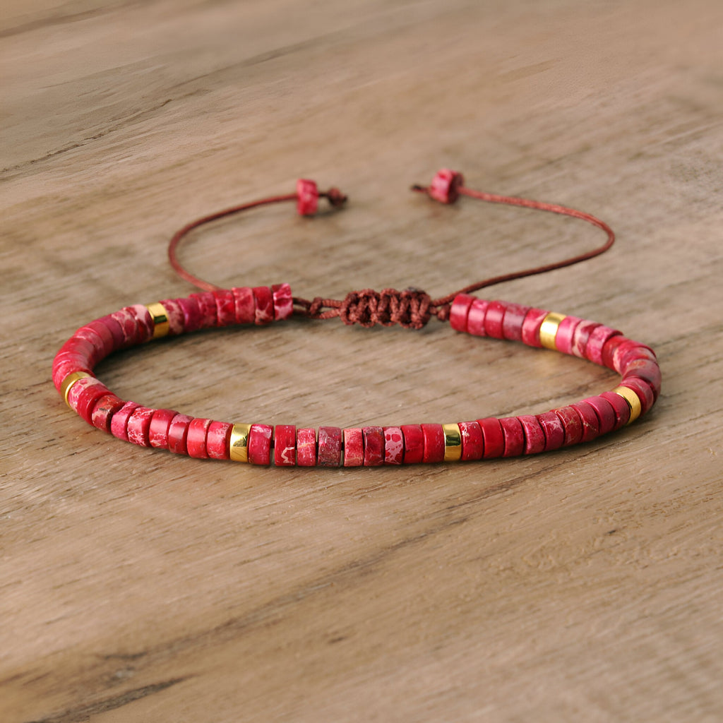 Bracelet mixte en perles heishi jaspe impérial rouge avec cordon réglable et détail doré.