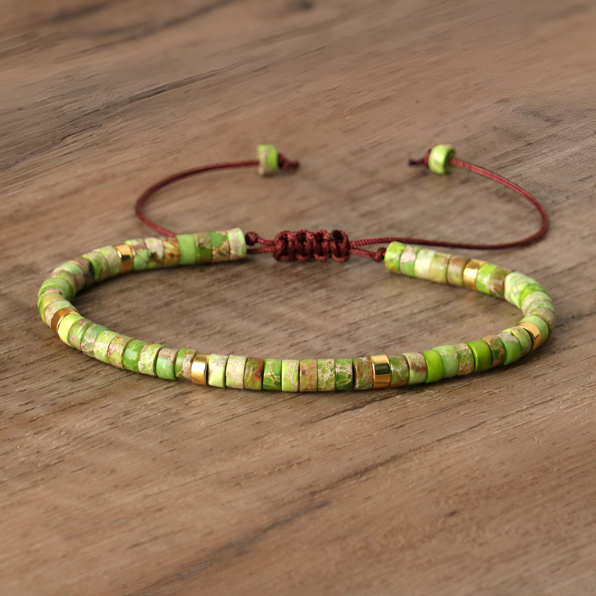 Bracelet mixte en perles heishi en jaspe impérial vert avec cordon réglable marron.