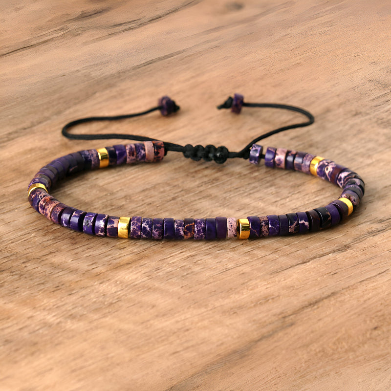 Bracelet mixte en perles heishi jaspe impérial violet et détails dorés avec cordon réglable noir.