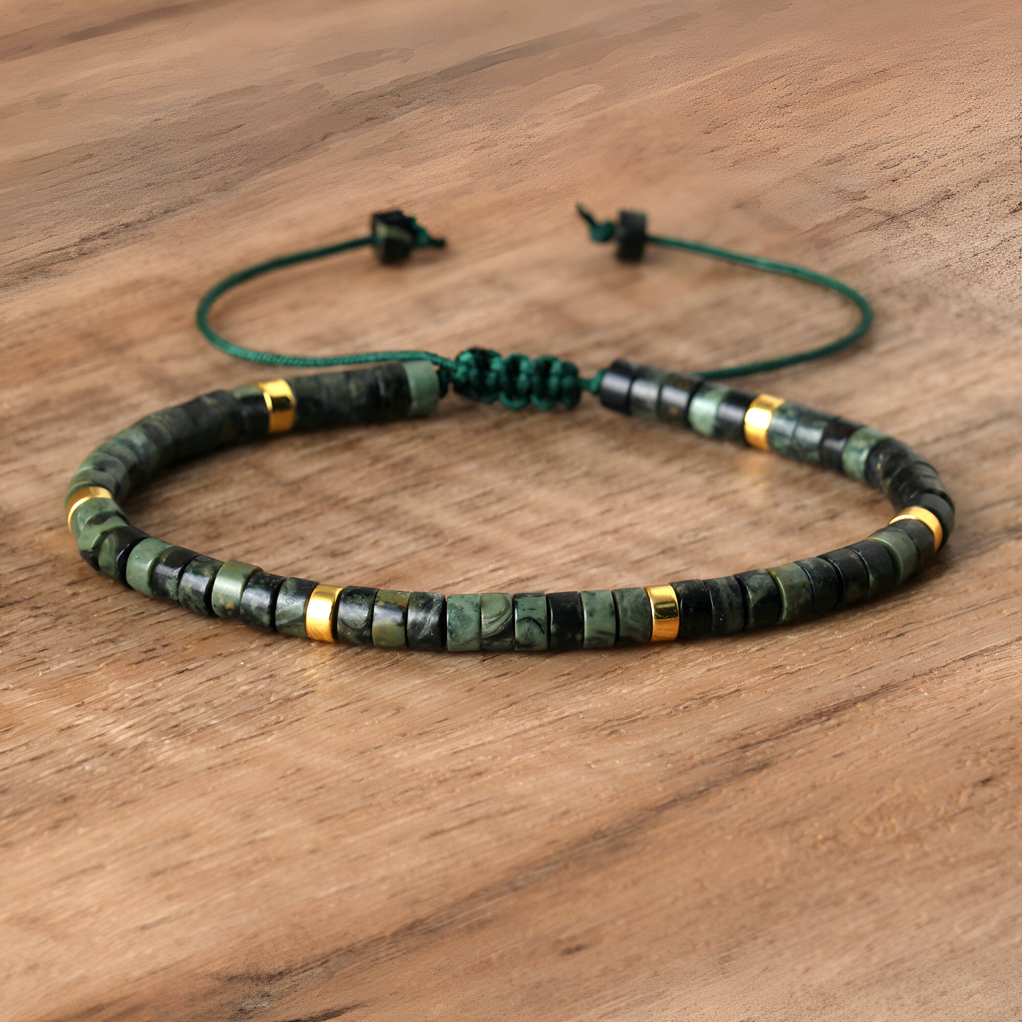 Bracelet mixte en perles heishi vertes de jaspe kambaba avec détails dorés et fermoir coulissant.