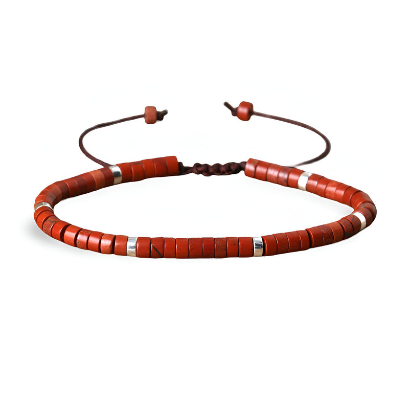 Bracelet mixte en perles heishi rouge en jaspe avec cordon ajustable et perles décoratives aux extrémités.
