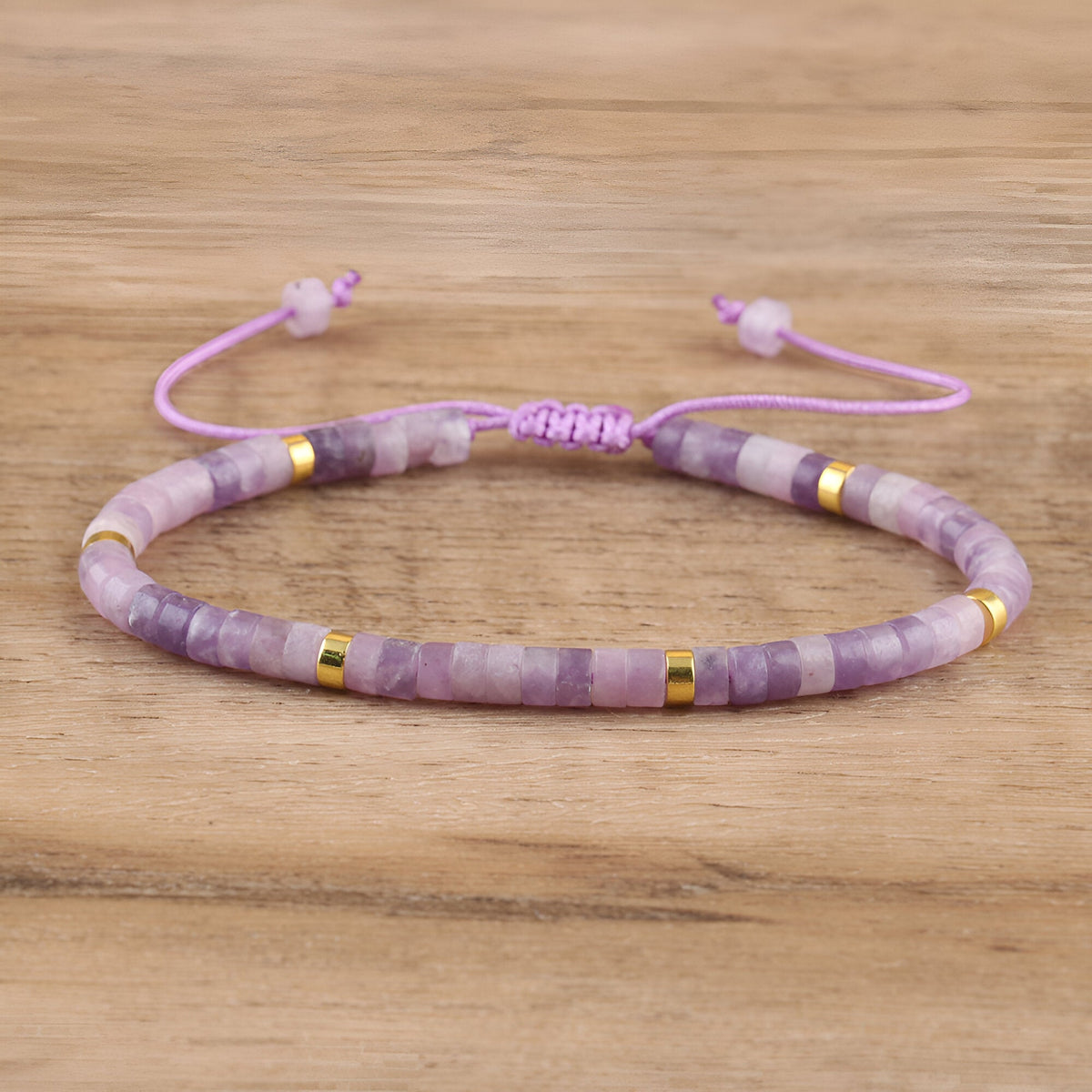 Bracelet mixte en perles heishi violettes en lépidolite avec accents dorés et cordon ajustable rose pâle.