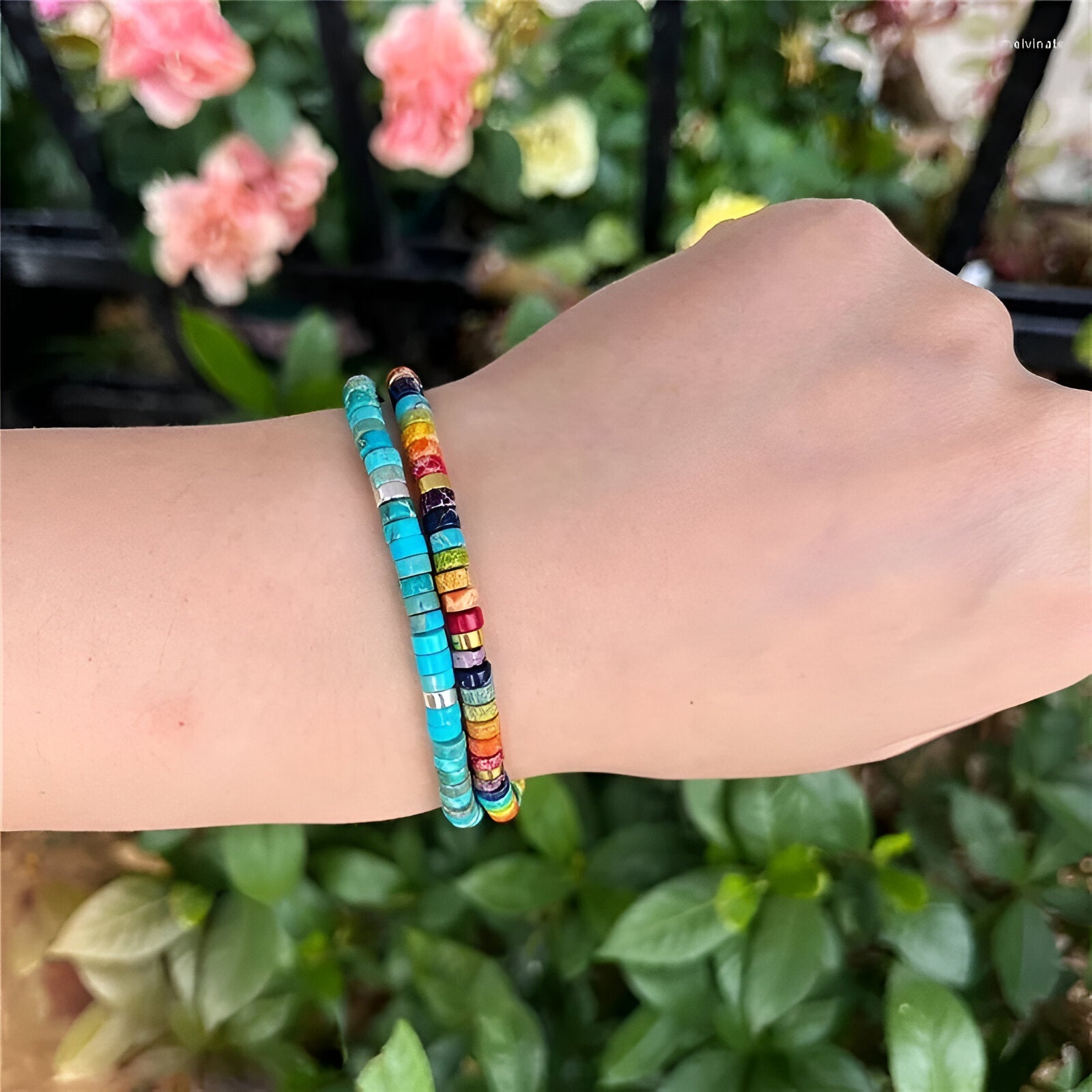 Bracelet mixte à perles heishi multicolores avec pierres énergisantes variées.