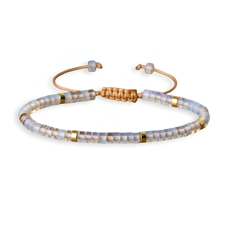 Bracelet mixte en perles heishi blanches et opales avec détails dorés et lien ajustable en corde beige.