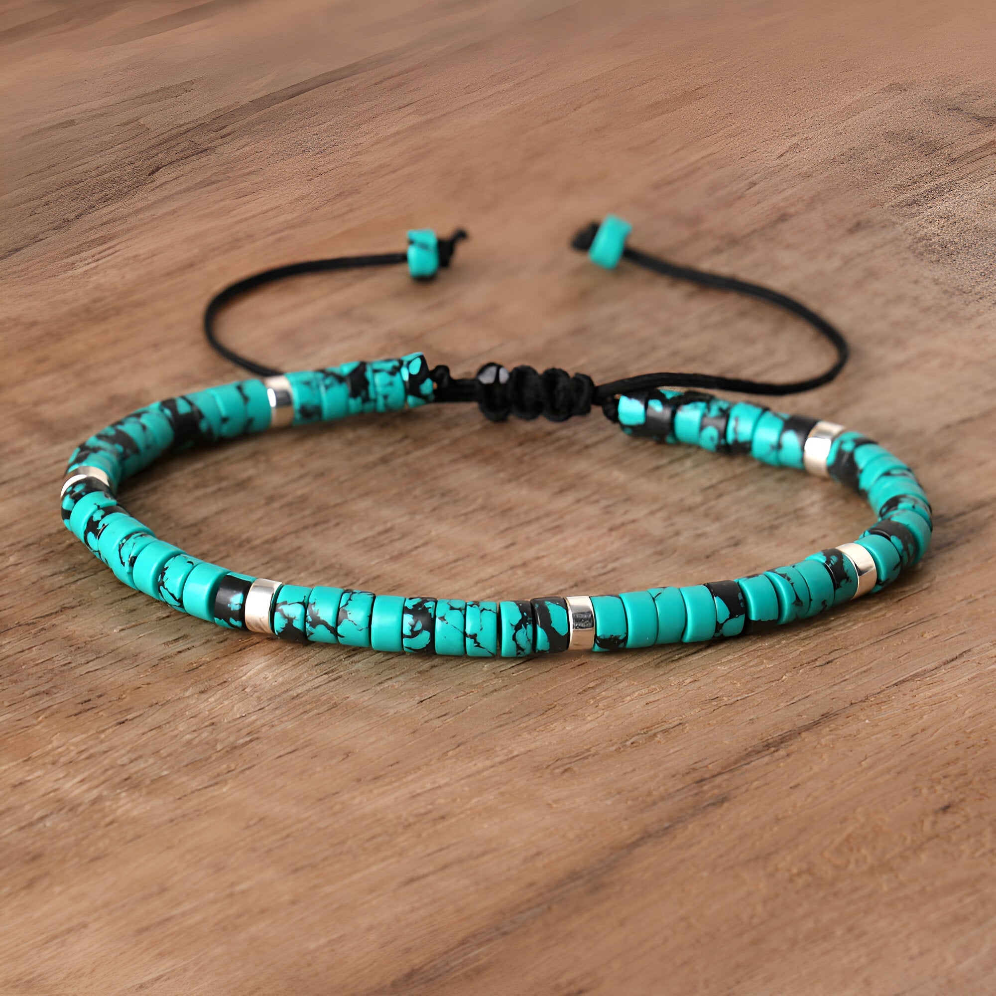 Bracelet mixte en perles heishi turquoise tacheté avec cordon noir ajustable.