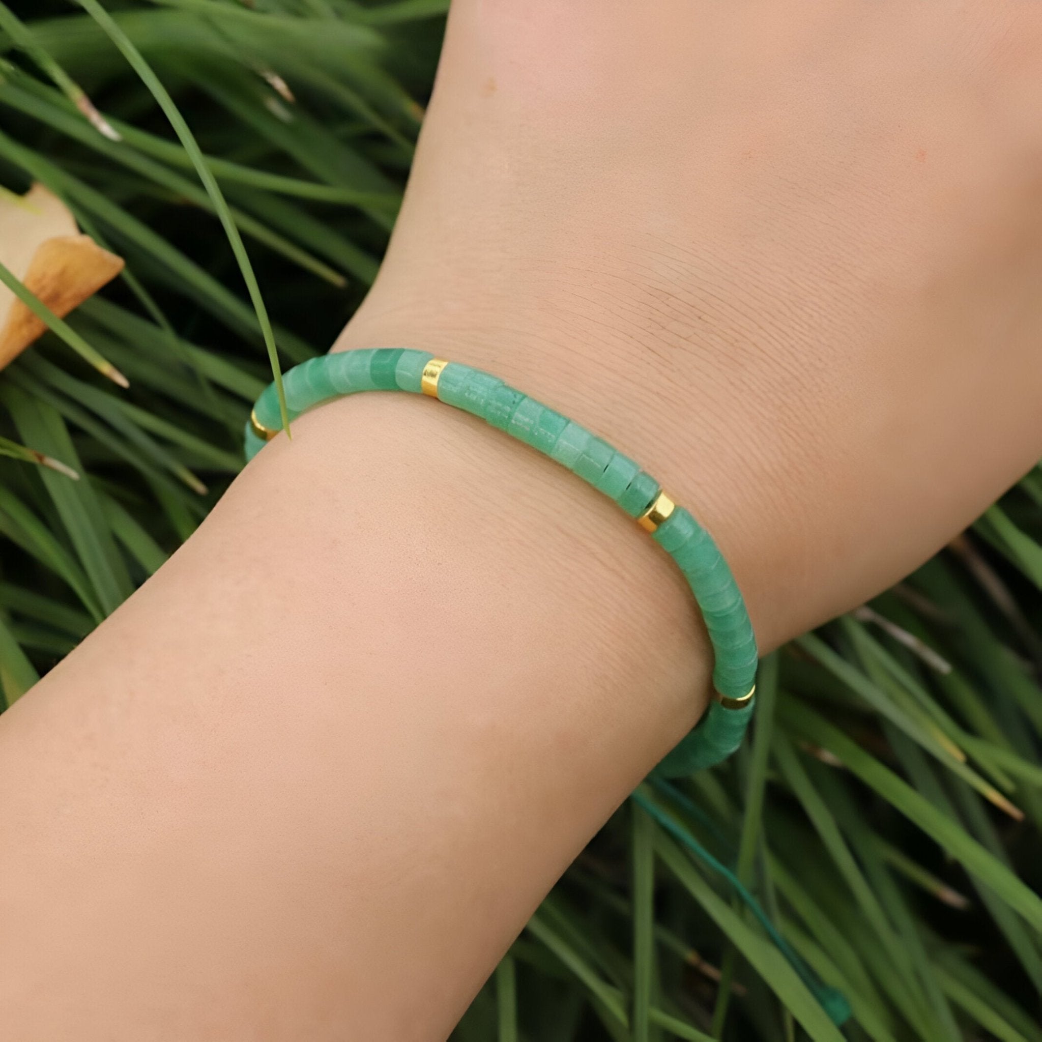 Bracelet mixte en perles heishi vertes en aventurine avec petits détails dorés.