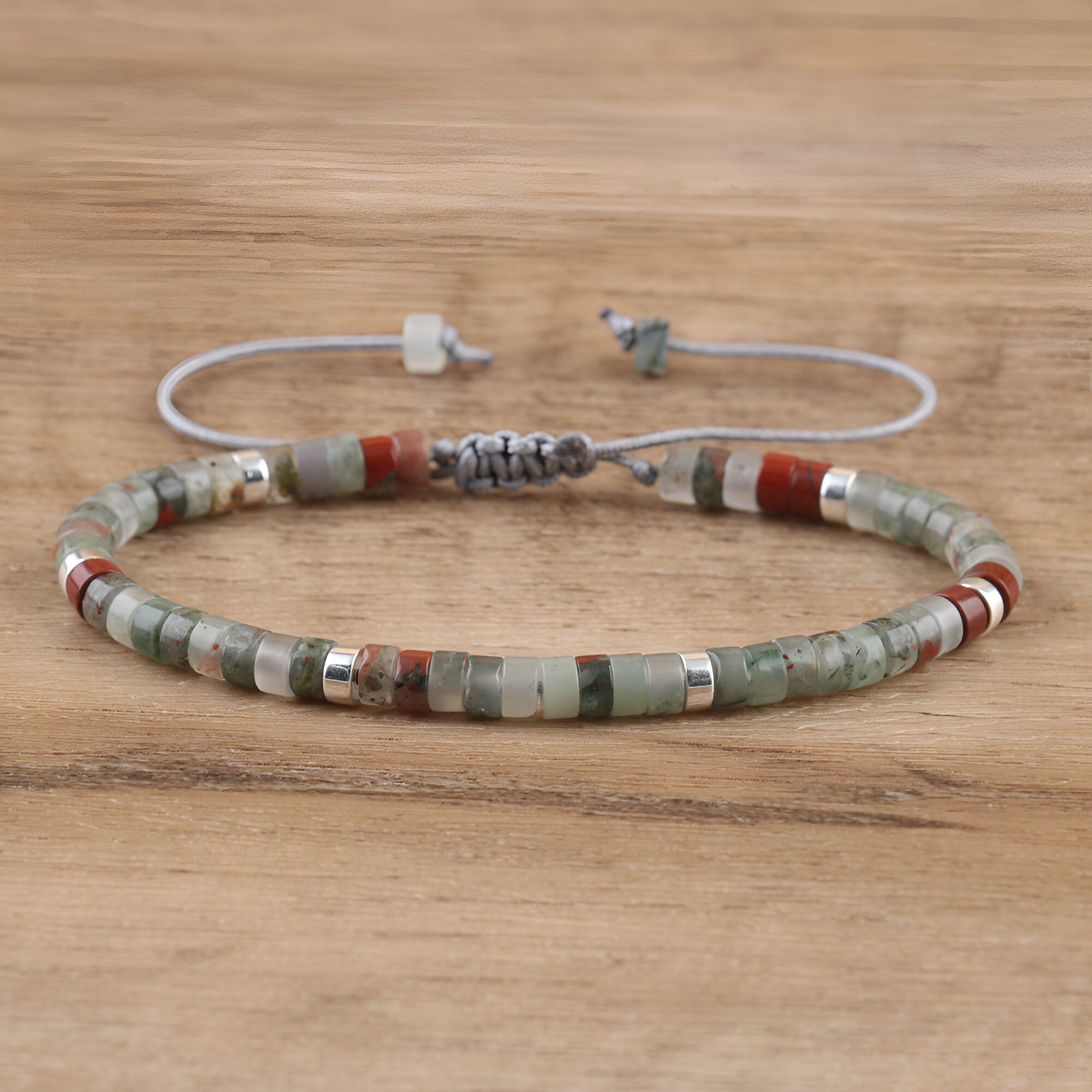 Bracelet mixte en perles heishi gris, jaspe sanguin et métal, ajustable par cordon blanc.