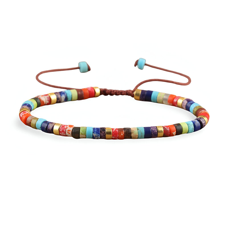 Bracelet heishi multicolore en pierres fines rondes, monté sur ficelle ajustable marron.