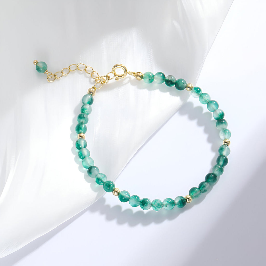 Bracelet femme en pierres d'agate vertes, finition chaîne et fermoir dorés, style élégant aquatique.