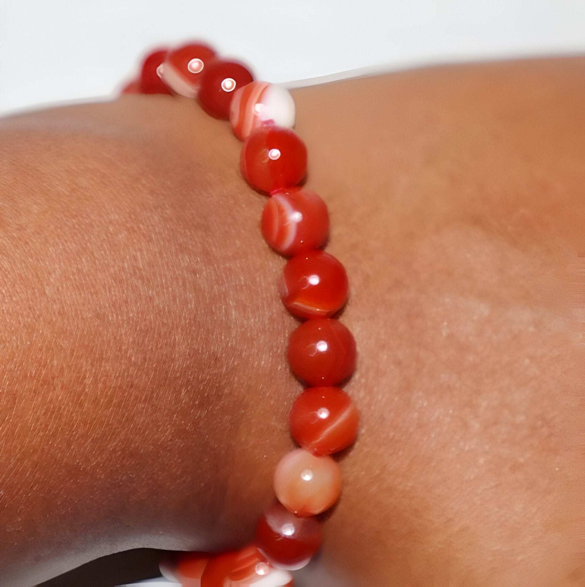 Bracelet mixte en perles d'agate rouges et blanches, finition brillante et lisse.