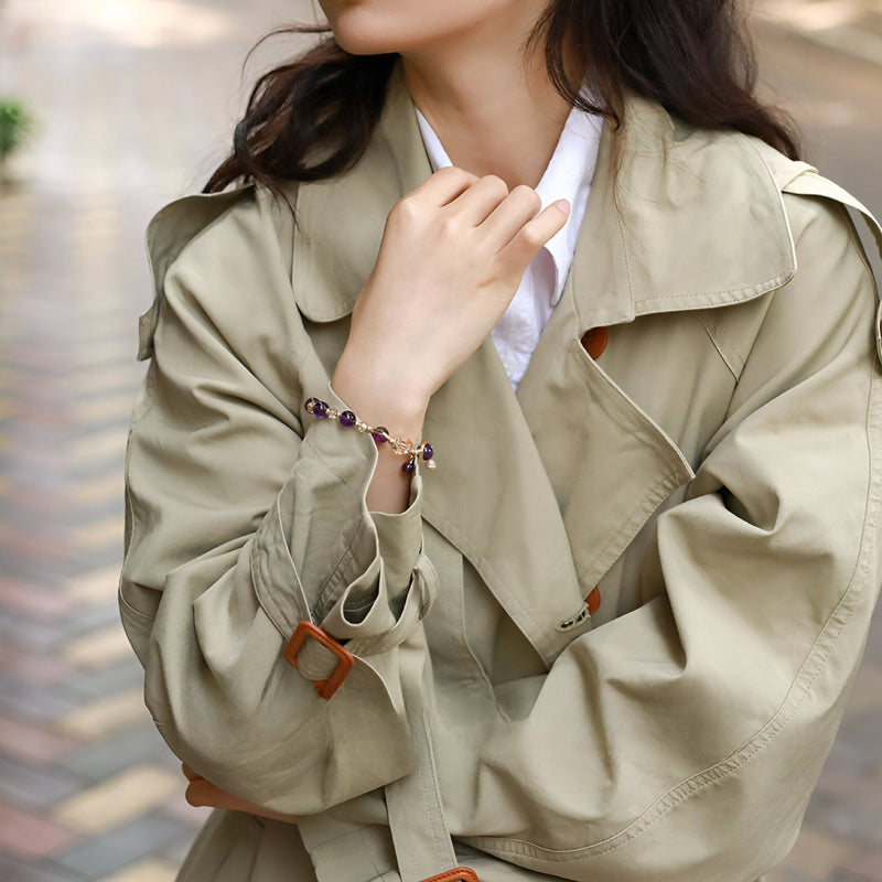 Bracelet femme en améthyste violet aux reflets étincelants, chaîne argentée fine.