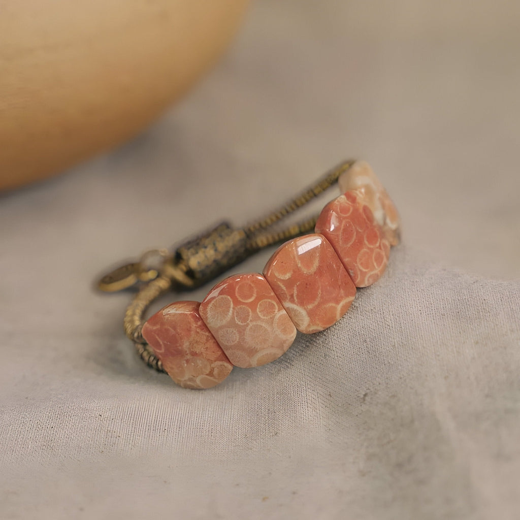 Bracelet femme en pierre de corail orange taillée, monture et chaîne en cuivre vieilli.