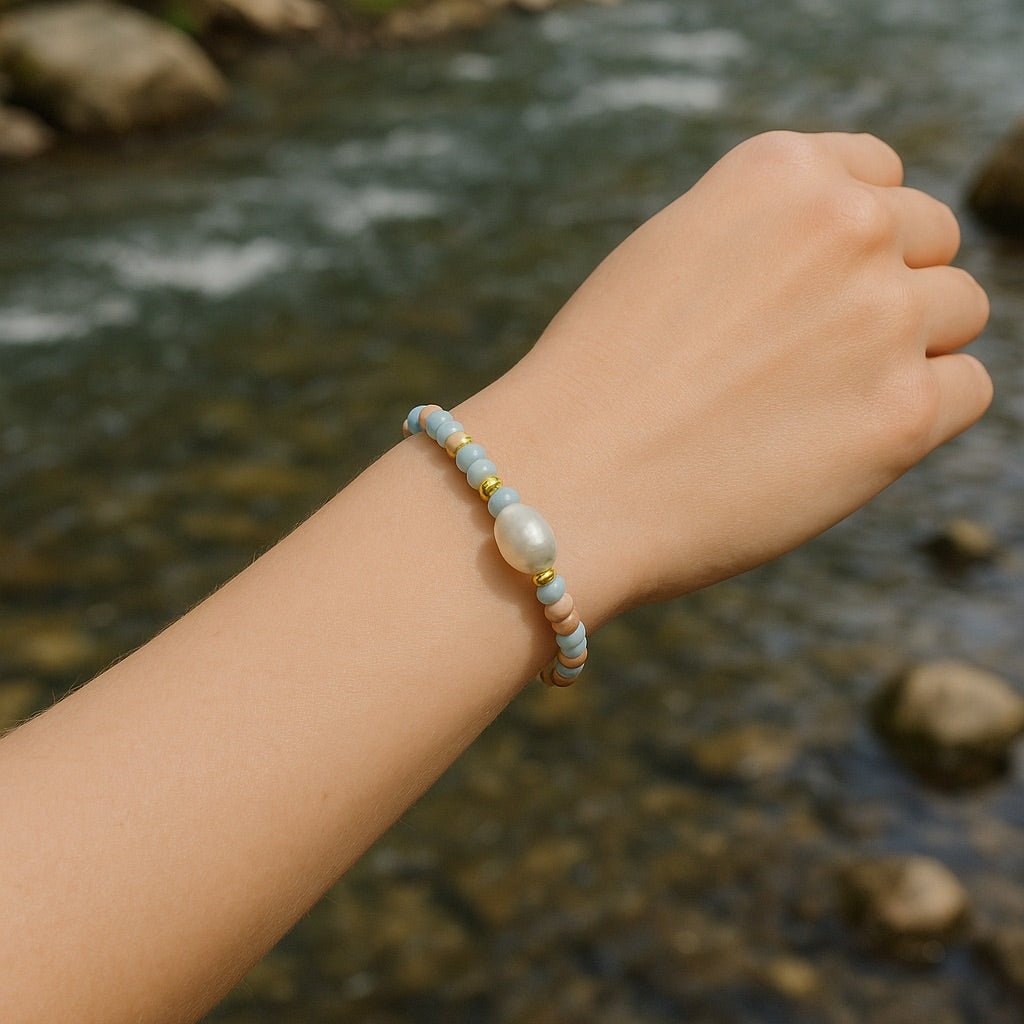 Bracelet multicolore en pierre de Shoushan avec perle centrale blanche, style zen et féminin.