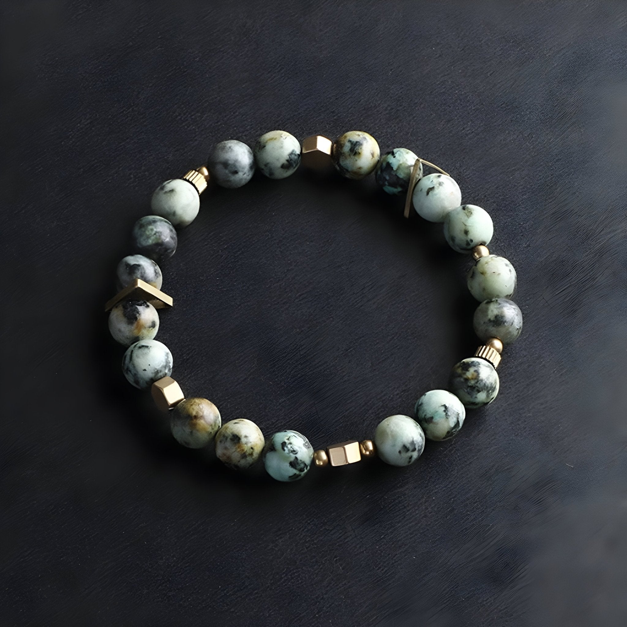 Bracelet Suvad en pierres naturelles jaspe zébré avec perles rondes et petits cubes métalliques dorés.