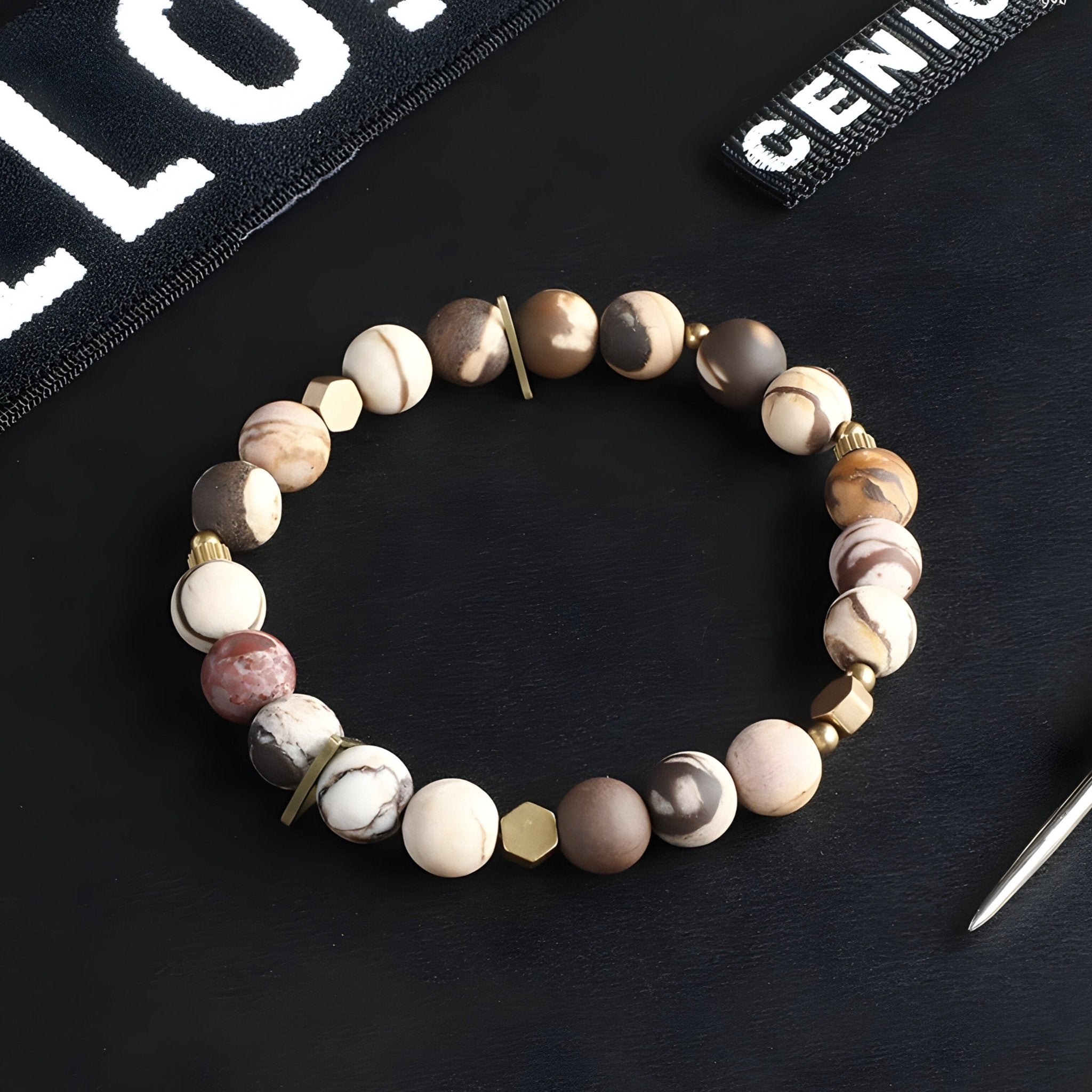Bracelet mixte en pierres naturelles jaspe zébré et beiges, perles rondes mat et brillantes, style élégant.
