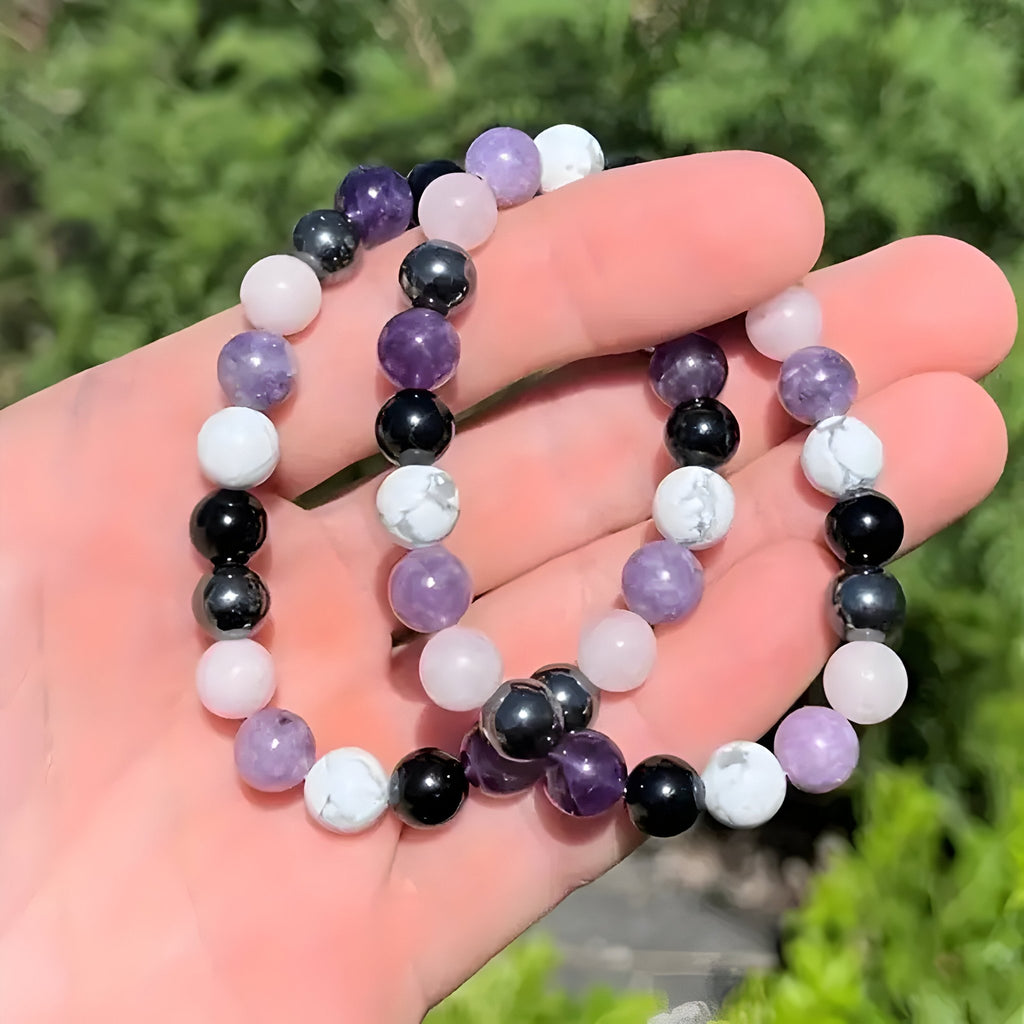 Bracelet perles naturelles violet, blanc et noir, design rond et lisse, modèle Noam.