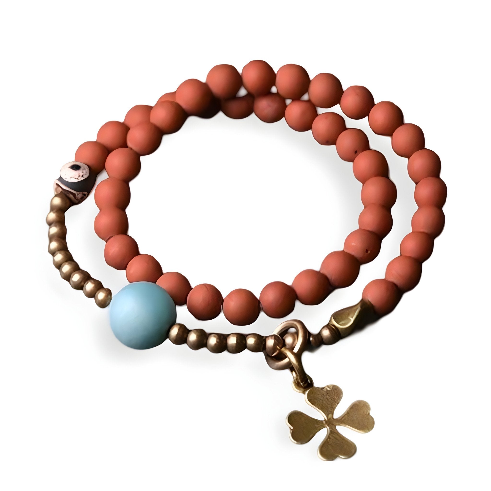 Bracelet double tour perles agate rouge mate, perle bleue, petites perles dorées et pendentif trèfle doré.