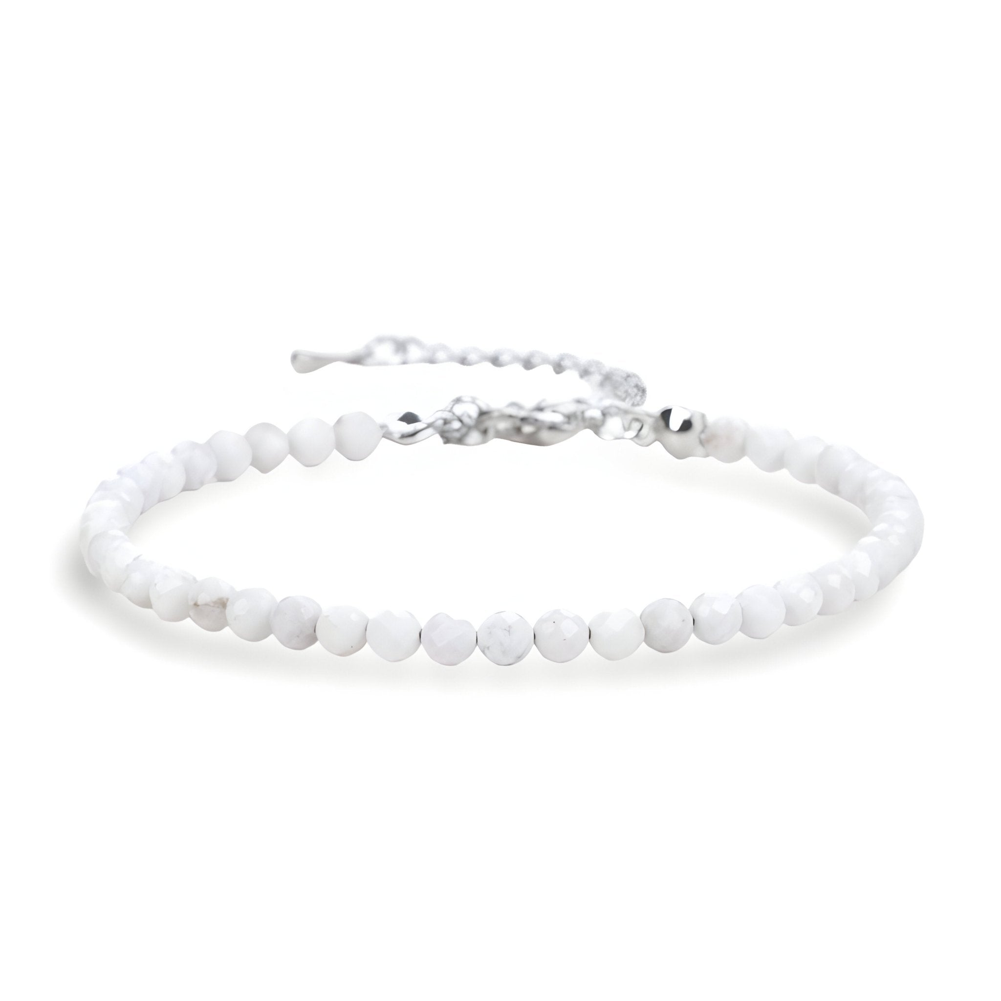 Bracelet fin en perles blanches naturelles avec fermoir argenté et chaîne réglable.