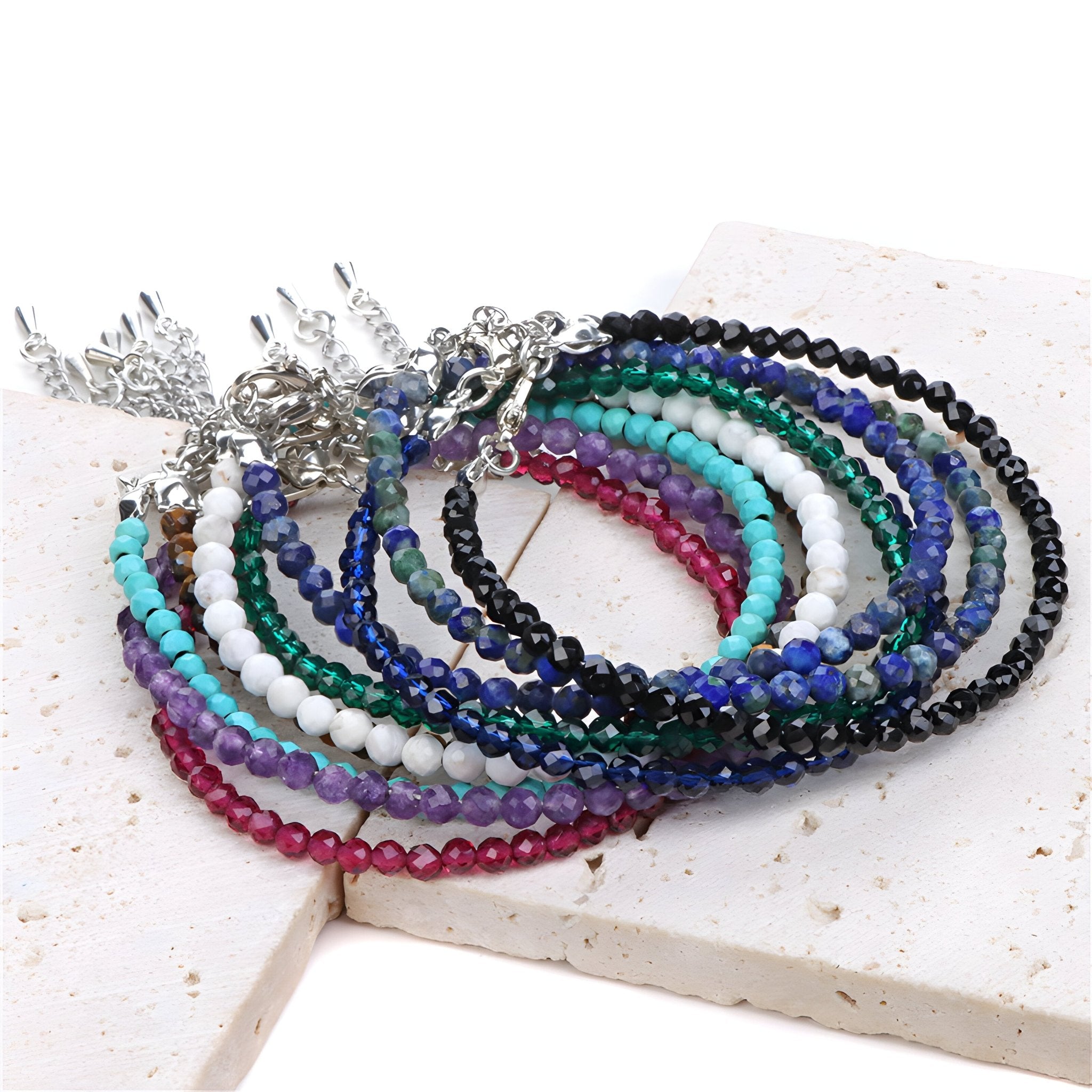Bracelets mixtes en perles fines multicolores, pierres naturelles, fermetures argentées décorées.