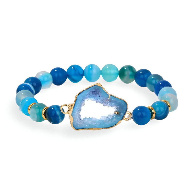 Bracelet en agate bleu aux pierres naturelles irrégulières avec pendentif central doré et bleuté.