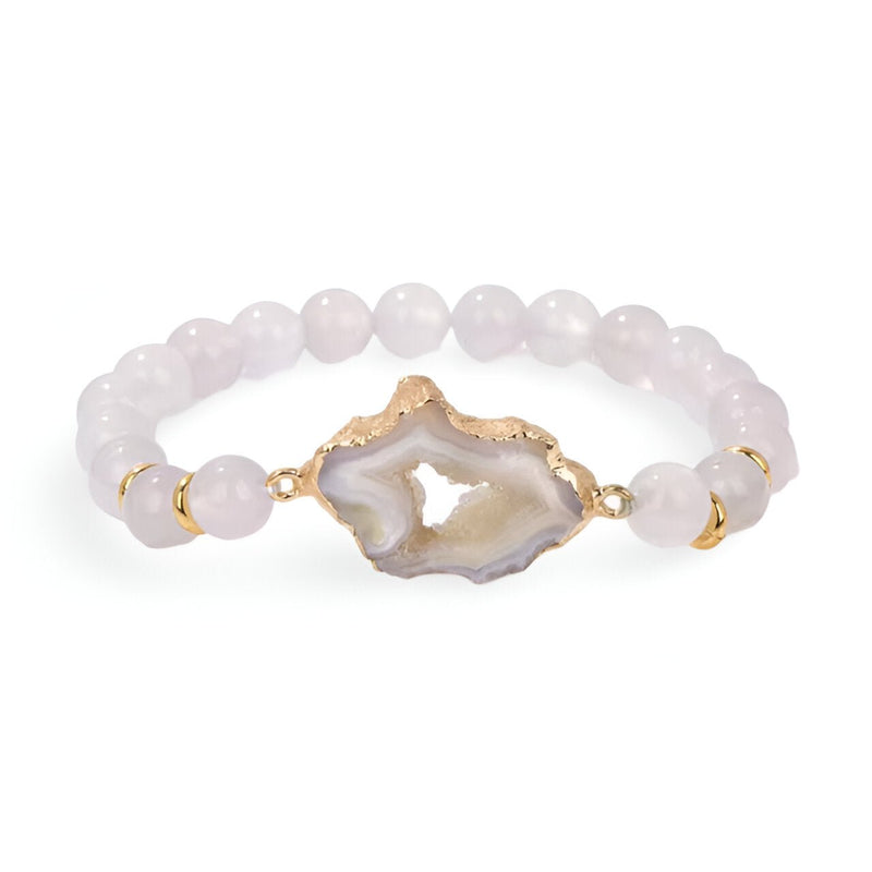 Bracelet femme en perles rondes agate rose pâle avec pierre centrale irrégulière grise à bord doré.