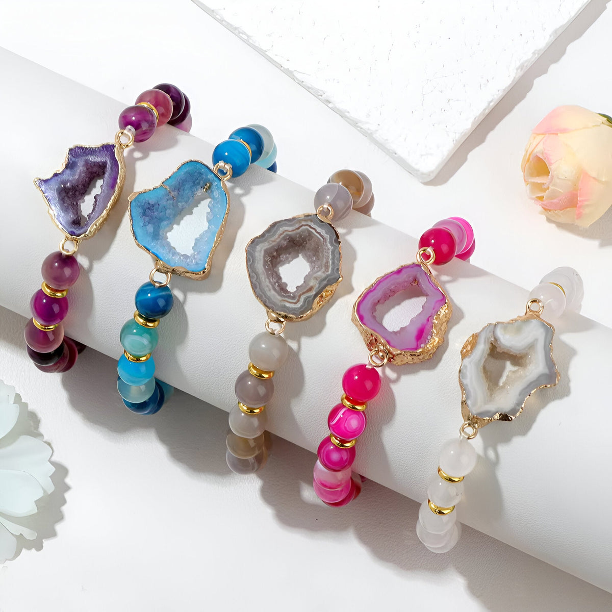 Bracelet en agate naturelle avec pierre centrale irrégulière bordée d’or, disponible en bleu, violet, gris, rose et blanc.