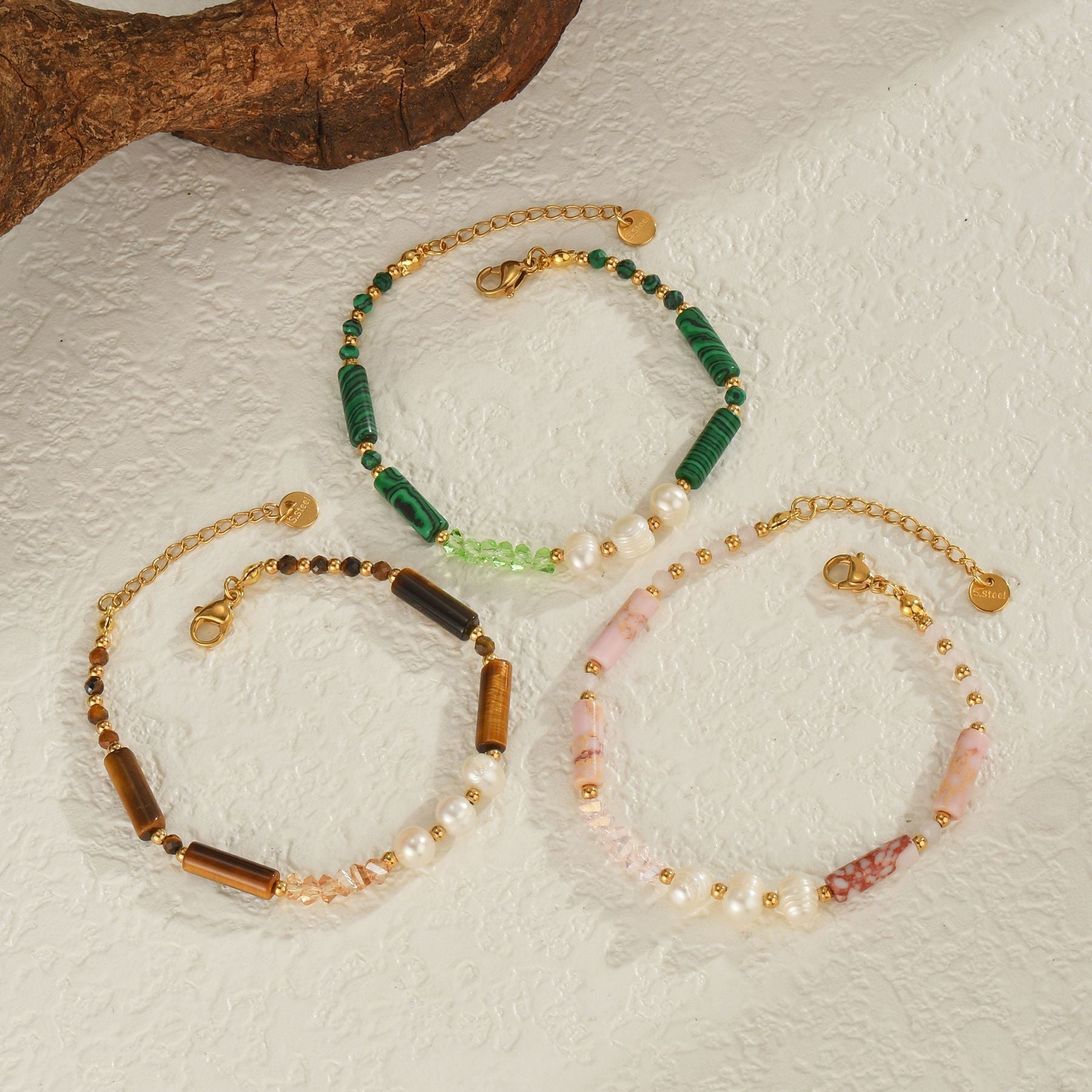 Trois bracelets en pierres naturelles et perles avec chaînettes dorées, quartz rose, malachite, œil de tigre.