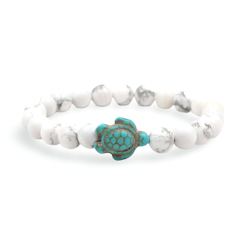 Bracelet mixte en pierres blanches avec tortue turquoise centrale sculptée.