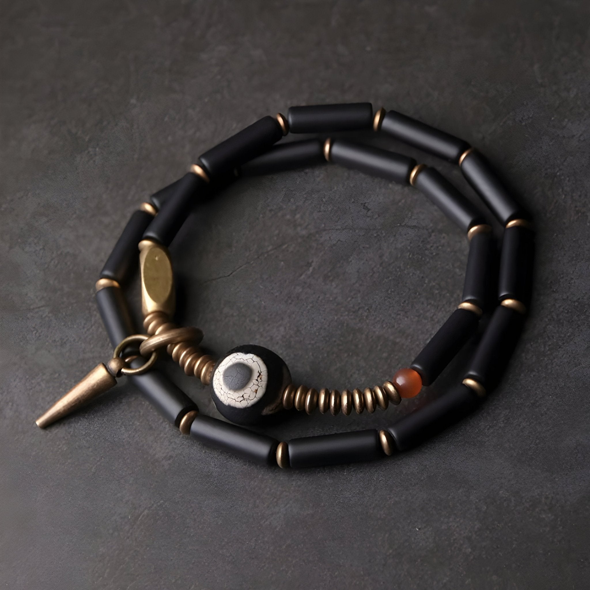Bracelet double tour en pierres d'agate noires et cuivre, perle centrale ronde noire et blanche, fermoir aimanté en métal.