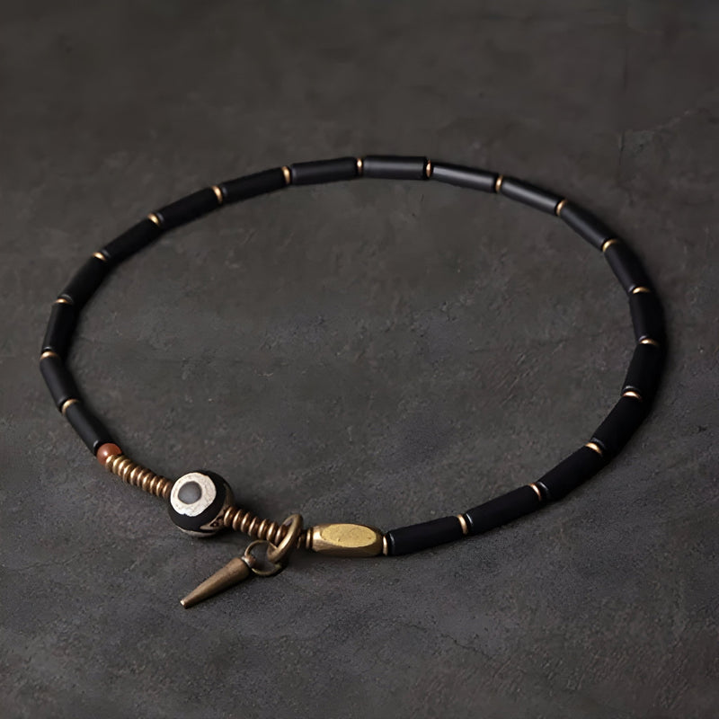 Bracelet femme en pierres d'agate noires, accents en cuivre, fermoir original spirale et perles dorées.