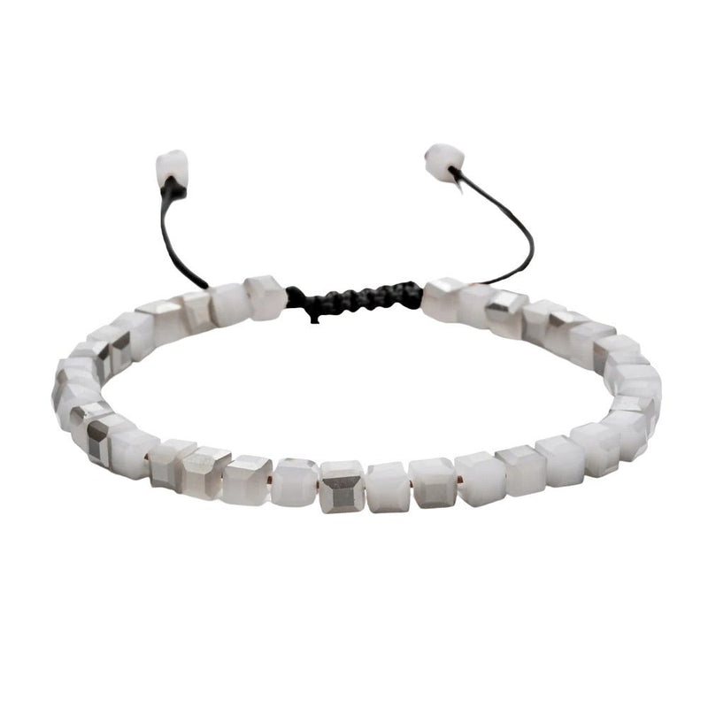 Bracelet ajustable en cordon noir avec perles carrées en cristal autrichien blanc opaque.