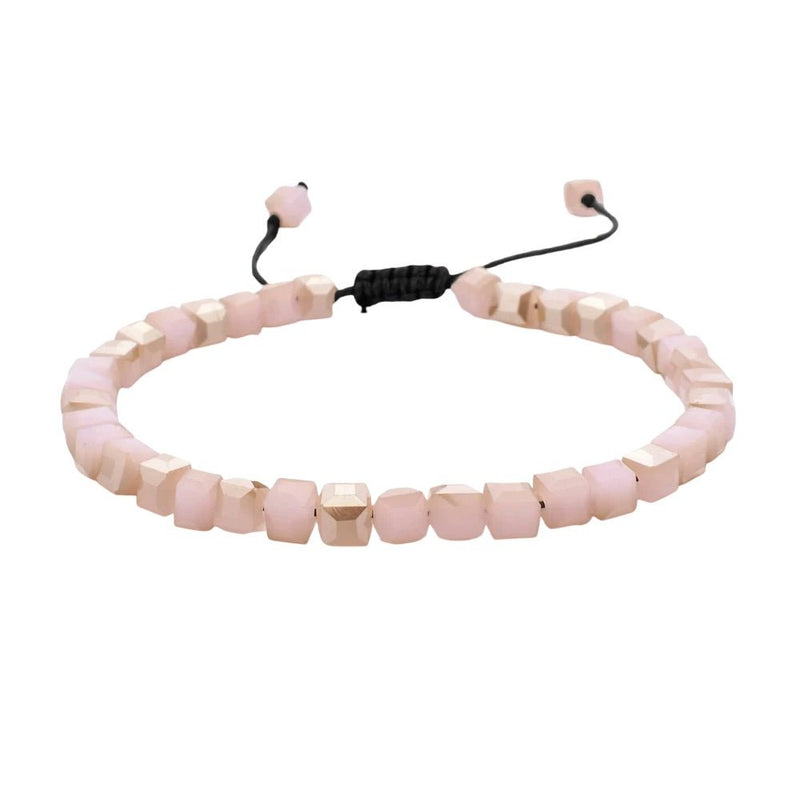 Bracelet ajustable à cordon noir avec perles carrées de cristal rose pâle et éléments métalliques dorés.