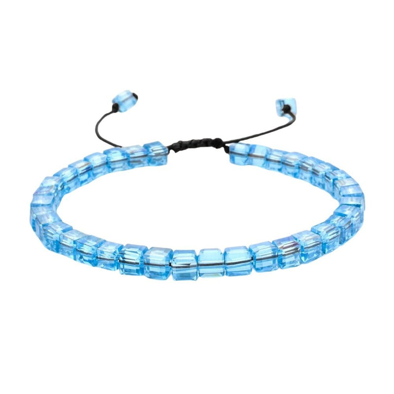 Bracelet ajustable en cordon noir avec perles en cristal autrichien bleu ciel carrées.