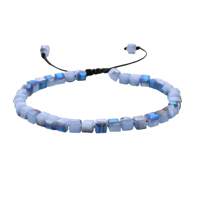 Bracelet ajustable en cordon noir avec perles carrées en cristal autrichien bleu ciel et blanc opalescent.