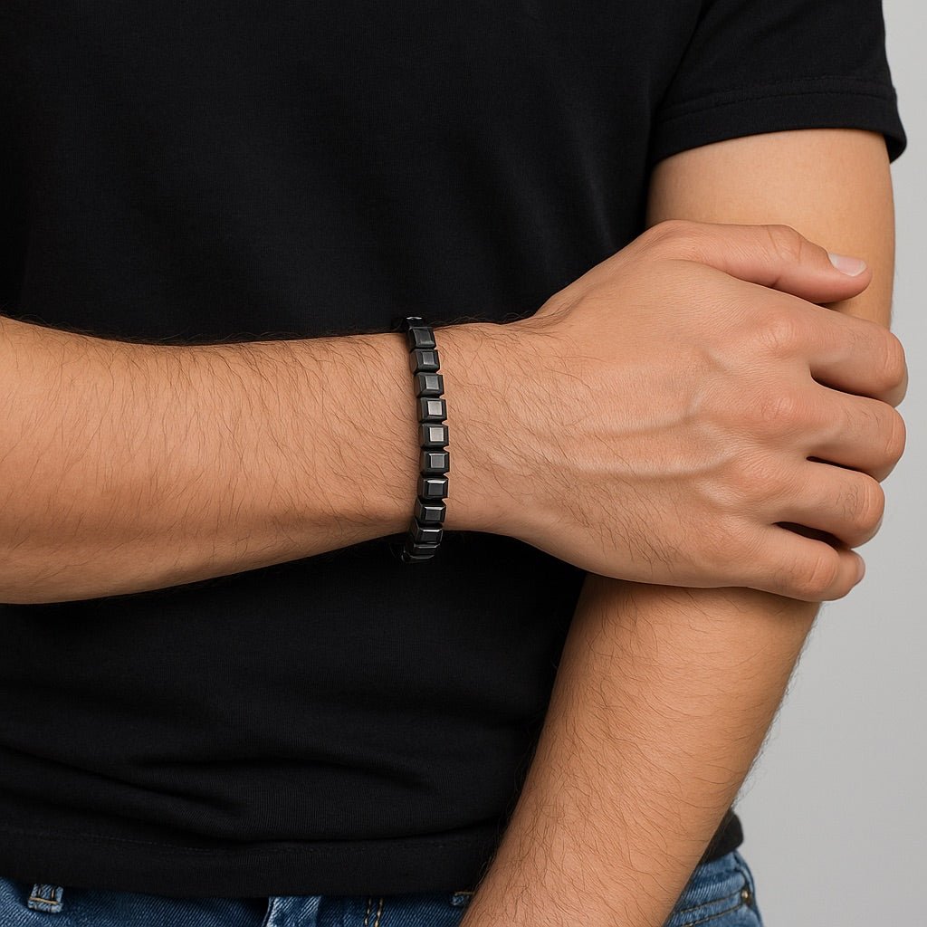 Bracelet Lancel en pierres de cristal noires montées sur cordon ajustable, style sobre et élégant.